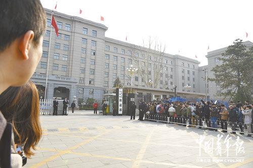 鐵道部換牌過程不到2分鐘 退休員工稱制服會(huì)值錢