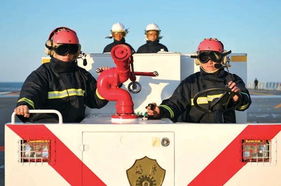 我國(guó)首艘航母遼寧艦內(nèi)部曝光 3000多個(gè)艙室如同迷宮