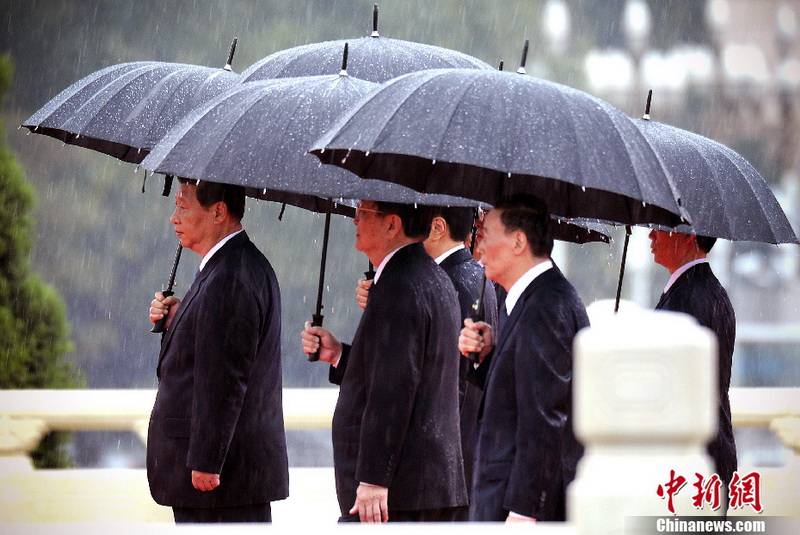 習近平等黨和國家領(lǐng)導(dǎo)人向人民英雄紀念碑敬獻花籃