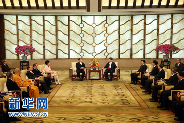 習(xí)近平: 兩岸同胞要攜手同心共圓中國夢