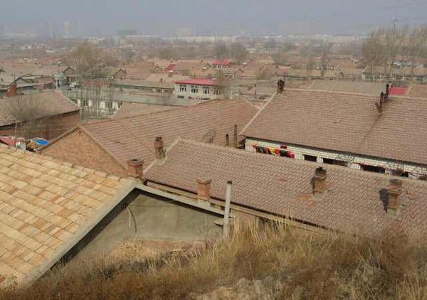 李克強考察赤峰棚戶區(qū)：一定讓你們住上新房