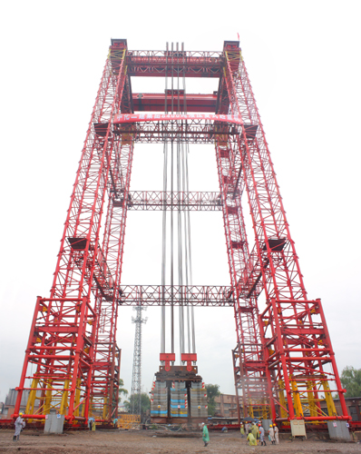 全球最大起重能力6400噸液壓復(fù)式起重機誕生太重