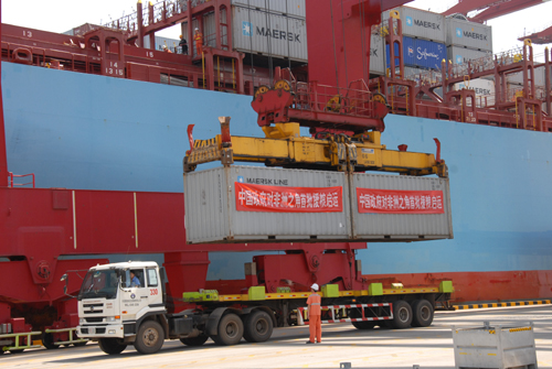 中國對(duì)非洲之角首批援助糧食在天津港啟運(yùn)