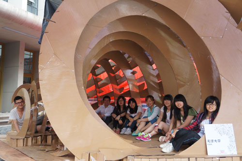 天大學(xué)子拼插紙質(zhì)“時(shí)光隧道”