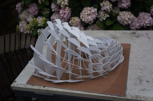 天大學(xué)子拼插紙質(zhì)“時(shí)光隧道”