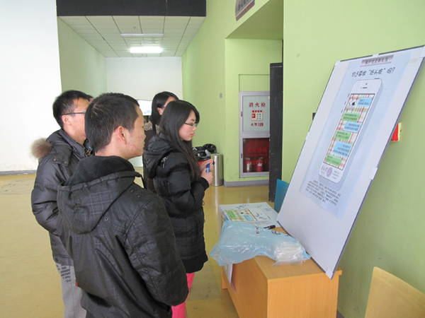 南開學子不做“低頭族”：手機，快到袋子里來！