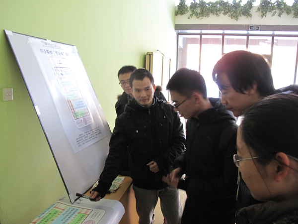 南開學子不做“低頭族”：手機，快到袋子里來！