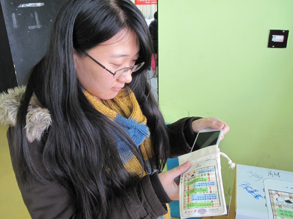 南開學子不做“低頭族”：手機，快到袋子里來！