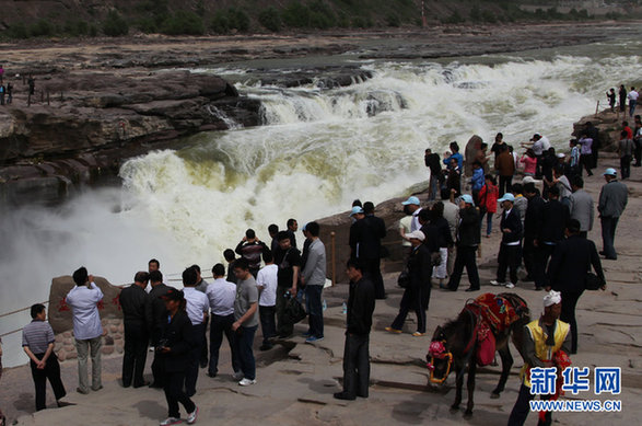 黃河壺口瀑布水由黃變綠 成為真正的