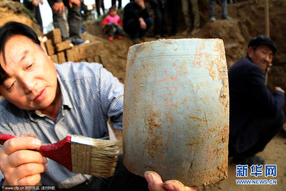 明代夫婦合葬古墓出土 青磚瓦塊現(xiàn)奇特“文字”