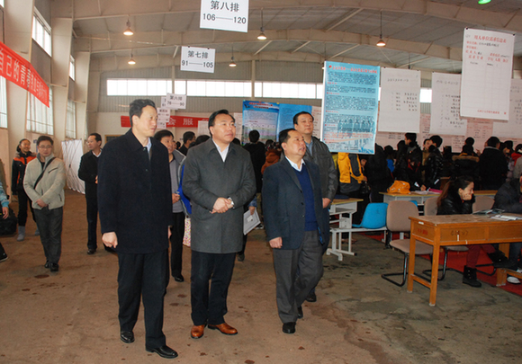 全國高校畢業(yè)生就業(yè)服務(wù)周兵團(tuán)人才招聘大會在石大舉行