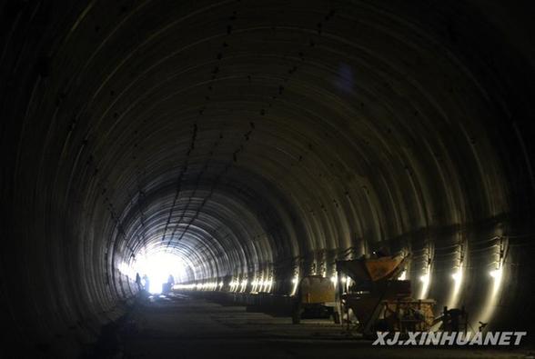 蘭新鐵路第二雙線新疆段14座隧道全部貫通