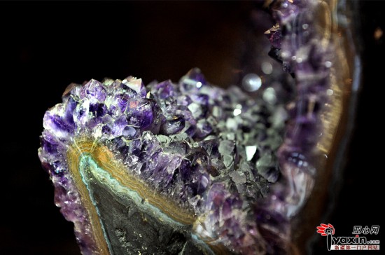 烏魯木齊現(xiàn)世界罕見3噸重紫水晶 里面可躺入一人