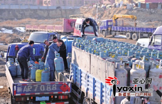 烏魯木齊一輛運295個“黑氣罐”貨車被查扣(圖)