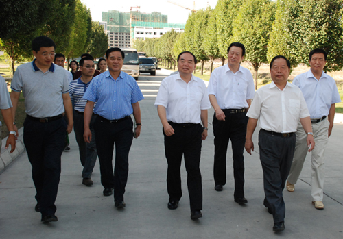 中國(guó)工程院院長(zhǎng)周濟(jì)一行赴石河子大學(xué)參觀考察