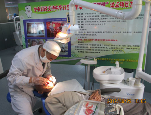 石河子大學(xué)附屬醫(yī)院醫(yī)生參與公益活動 免費為貧困老人鑲牙