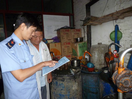 新疆哈密市工商局開(kāi)展中秋、國(guó)慶前食品安全檢查