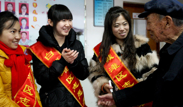 克拉瑪依：志愿者福利院寒冬獻(xiàn)愛心