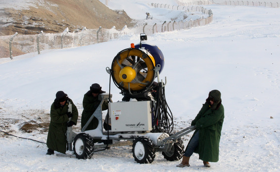 克拉瑪依：“雅丹雪場(chǎng)”降雪造景迎客