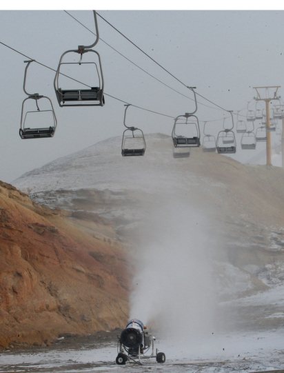 克拉瑪依：“雅丹雪場(chǎng)”降雪造景迎客
