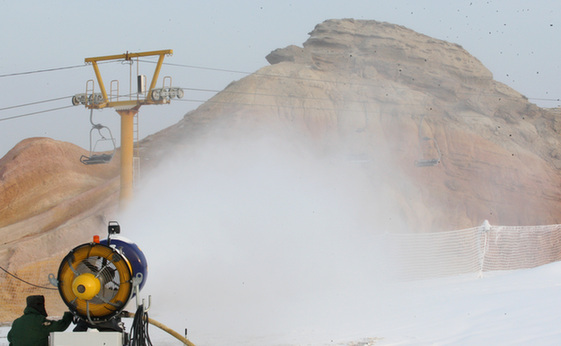 克拉瑪依：“雅丹雪場”降雪造景迎客