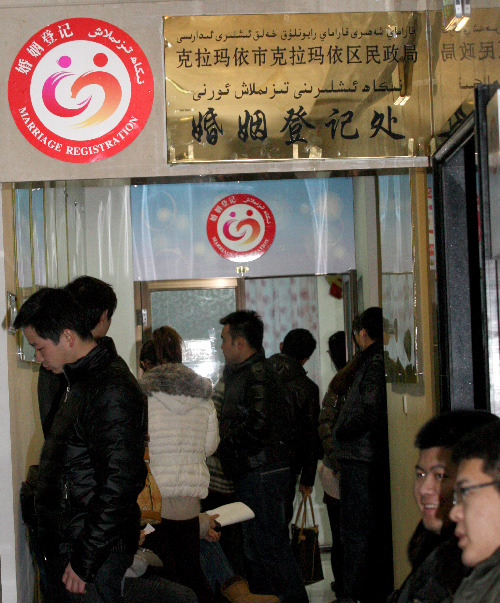 克拉瑪依：“世紀示愛日”新人定終身