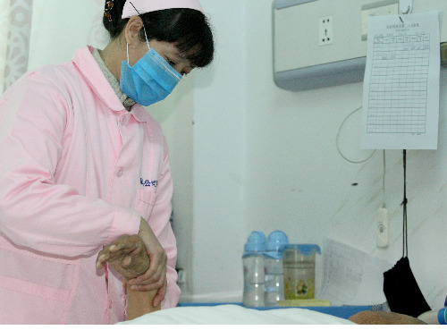 克拉瑪依白堿灘振翔公司：做實(shí)做細(xì)陪護(hù)服務(wù) 朝陽產(chǎn)業(yè)陽光燦爛