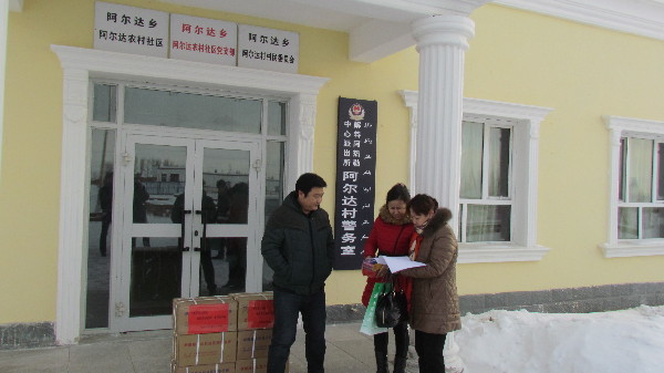 阿爾達(dá)鄉(xiāng)農(nóng)戶足不出戶便可讀系列連環(huán)畫“充電”