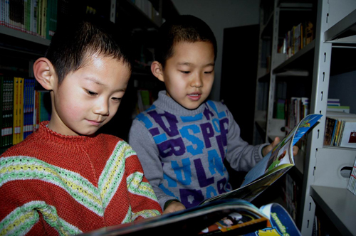 新疆兵團(tuán)六師共青團(tuán)農(nóng)場(chǎng)農(nóng)家書屋吸引學(xué)生讀書