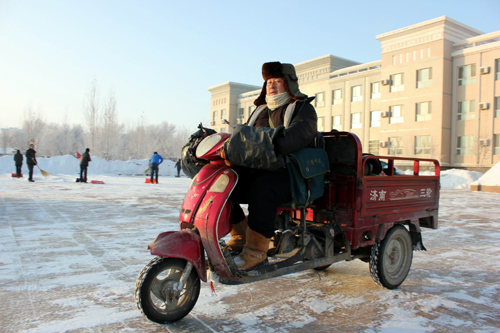 新疆兵團(tuán)六師共青團(tuán)農(nóng)場郵政所郵遞員頂風(fēng)冒雪送郵件