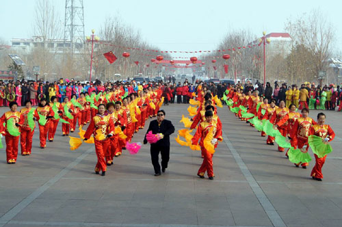 新疆兵團(tuán)六師共青團(tuán)農(nóng)場(chǎng)社火表演喜迎元宵節(jié)