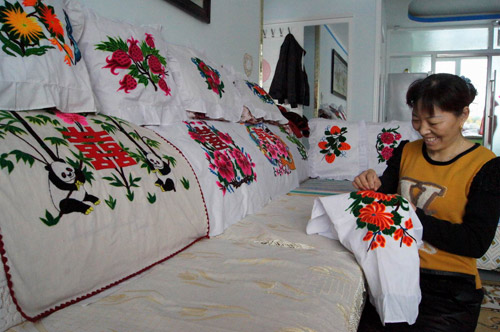 新疆兵團(tuán)六師共青團(tuán)農(nóng)場藏族農(nóng)家女手工刺繡繡出新生活