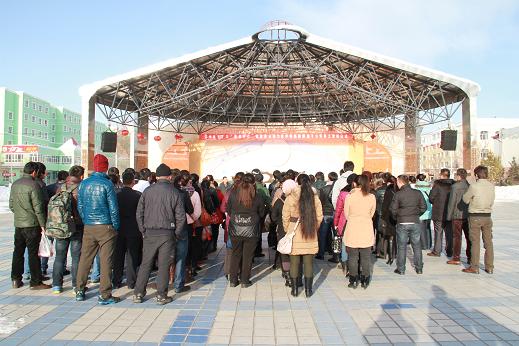 政府組織外出務(wù)工 走出大山路更寬