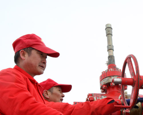 克拉瑪依：沙漠腹地采氣忙