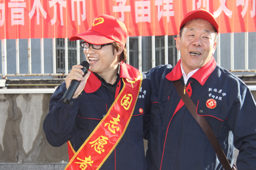 烏魯木齊市志愿者協(xié)會組織志愿者街頭送溫暖