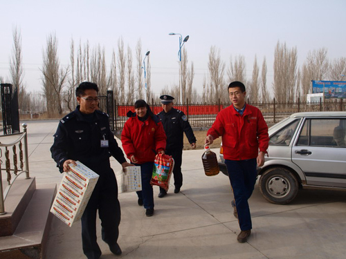 群眾節(jié)日慰問警察共渡第十個(gè)警察日