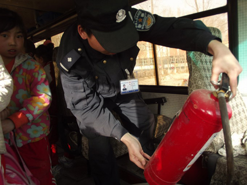 新疆兵團二師公安機關(guān)檢查校車安全