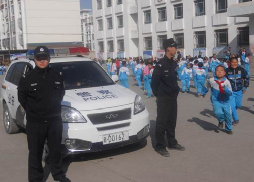 奎屯公安深入學(xué)校開展“安全教育日”校園宣傳和演練活動(dòng)