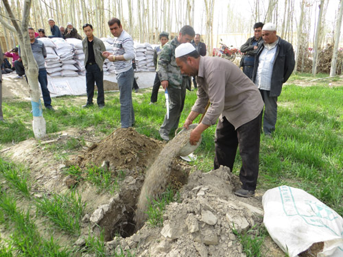 葉城縣烏吉熱克鄉(xiāng)吹響春季“沖鋒號(hào)”