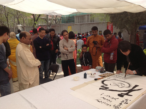 王麒誠(chéng)漫書(shū)作品“福虎”作為國(guó)禮贈(zèng)送孟加拉新任駐華大使