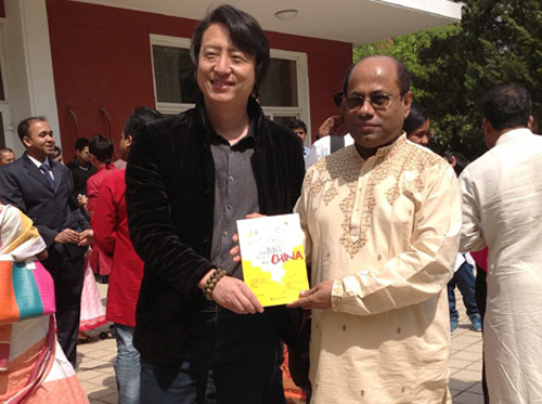 王麒誠(chéng)漫書(shū)作品“?；?#8221;作為國(guó)禮贈(zèng)送孟加拉新任駐華大使