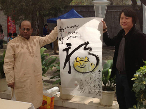 王麒誠(chéng)漫書(shū)作品“?；?#8221;作為國(guó)禮贈(zèng)送孟加拉新任駐華大使