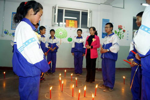 新疆兵團第六師共青團農場學校師生:燭光表哀思溫暖送雅安
