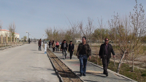 福?？h骨干校長到一農(nóng)場學(xué)校調(diào)研