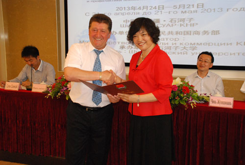 俄語(yǔ)國(guó)家畜禽養(yǎng)殖與動(dòng)物疾病防治新技術(shù)培訓(xùn)班在石大結(jié)業(yè)