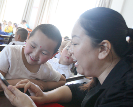 克拉瑪依：綠絲帶志愿者牧區(qū)慶“六一”