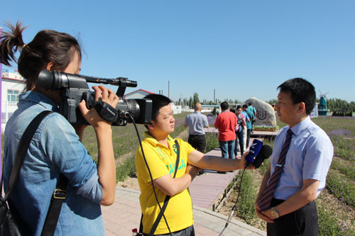 “父親節(jié)”慰問探班電影《好運(yùn)特克斯》拍攝劇組