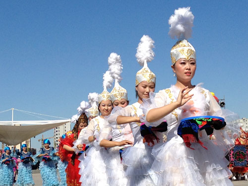 伊犁哈薩克自治州第十七屆阿肯阿依特斯文化旅游節(jié)開(kāi)幕