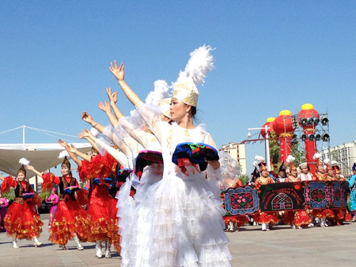 伊犁哈薩克自治州第十七屆阿肯阿依特斯文化旅游節(jié)開(kāi)幕