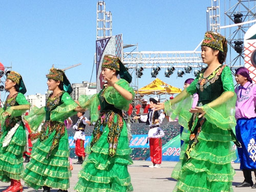 伊犁哈薩克自治州第十七屆阿肯阿依特斯文化旅游節(jié)開(kāi)幕